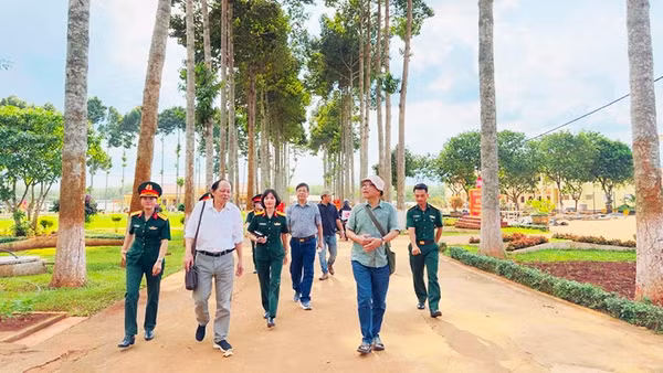 Các nhà văn thực tế tại doanh trại Sư đoàn 302.
