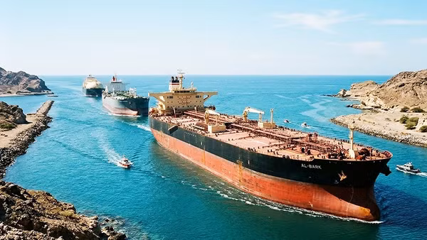 Các tàu chở dầu lưu thông qua eo biển Hormuz trước khi địa điểm này bị tắc nghẽn do chiến sự. Ảnh: CNBC