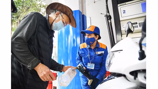 Trong "bão giá" xăng, dầu