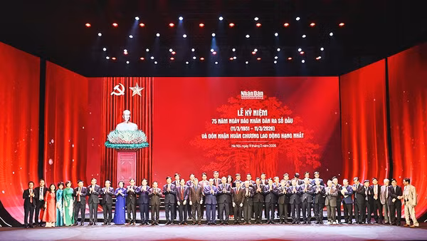 Tổng Bí thư Tô Lâm, các đồng chí lãnh đạo, nguyên lãnh đạo Đảng và Nhà nước, chụp ảnh lưu niệm cùng đại diện lãnh đạo, phóng viên, biên tập viên, viên chức và người lao động Báo Nhân Dân.