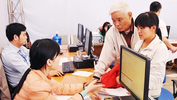 Tư vấn cho cá nhân và hộ kinh doanh tại Thuế Thành phố Hà Nội. Ảnh: NAM ANH