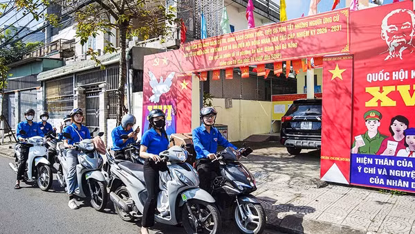 Đoàn viên, thanh niên phường An Khê tuyên truyền lưu động trên các tuyến đường, kiệt, hẻm nhỏ.