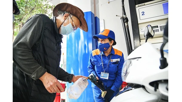 Trong "bão giá" xăng, dầu