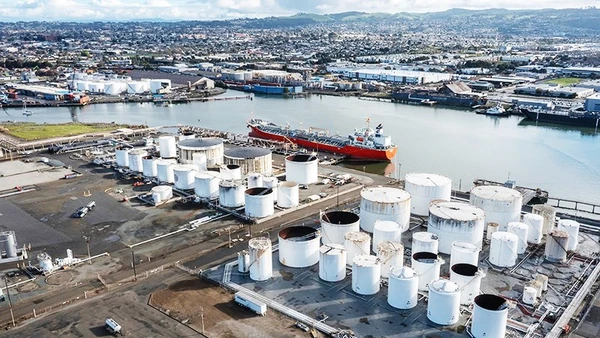 Một kho dự trữ dầu chiến lược của IEA. Ảnh: BLOOMBERG