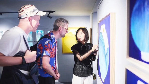 Người yêu nghệ thuật tham quan Triển lãm mỹ thuật quốc tế “CHON’S HANOI MINI ART FAIR 2026.