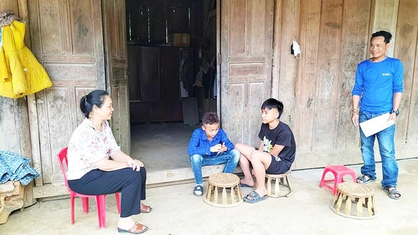 Giáo viên Trường phổ thông dân tộc bán trú THCS Nhôn Mai, xã Nhôn Mai, đi vận động học sinh trở lại trường.