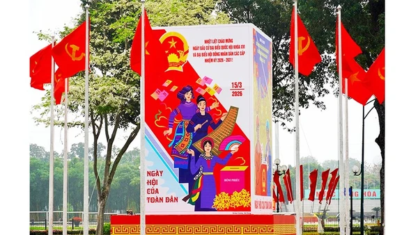 Đường phố Hà Nội trang hoàng rực rỡ chào mừng ngày bầu cử đại biểu Quốc hội và HĐND các cấp.