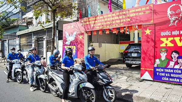 Đoàn viên, thanh niên phường An Khê tuyên truyền lưu động trên các tuyến đường, kiệt, hẻm nhỏ.