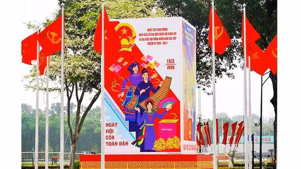 Đường phố Hà Nội trang hoàng rực rỡ chào mừng ngày bầu cử đại biểu Quốc hội và HĐND các cấp.