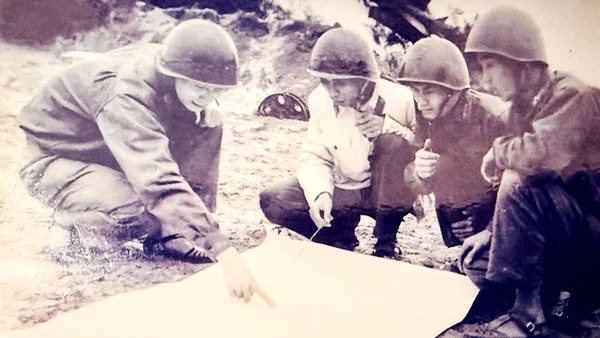 Từ phải qua: Kíp chiến đấu Tiểu đoàn 52 tham gia bắn rơi 32 máy bay Mỹ gồm sĩ quan điều khiển Nguyễn Văn Thọ, trắc thủ cự ly Hoàng Văn Nam, trắc thủ góc tà Vương Thái Thanh, trắc thủ phương vị Trần Hay. Ảnh: NVCC