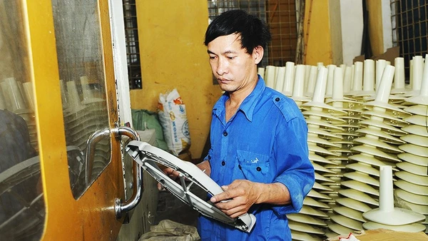 Các doanh nghiệp vừa và nhỏ, dù có nhu cầu và tiềm năng, vẫn khó tiếp cận nguồn vốn ngân hàng. Ảnh: NAM ANH