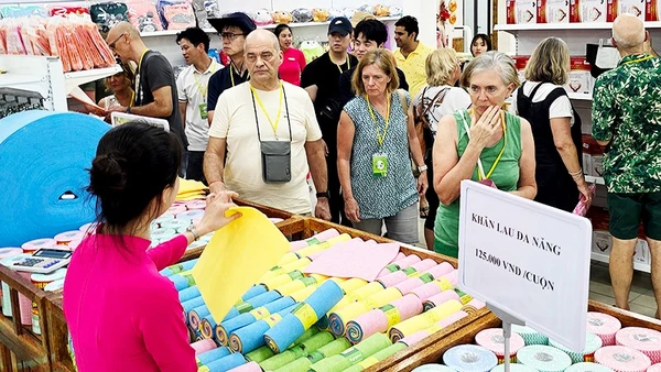 Trong 11 tháng năm nay, Việt Nam đã đón hơn 19,1 triệu lượt khách quốc tế. Ảnh: NAM NGUYỄN