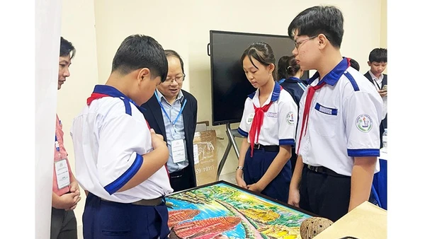 Học sinh giới thiệu sản phẩm.