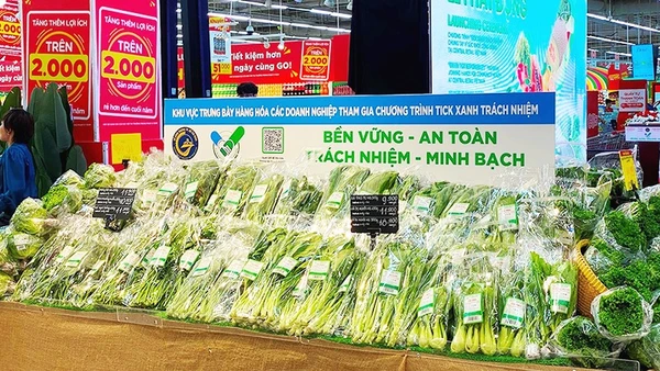 Các gian hàng tham gia chương trình “Tick xanh” đều triển khai khu vực trưng bày bắt mắt, hấp dẫn.
