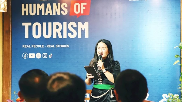 Lò Kim Tuyến dẫn chương trình trong một buổi ghi hình cho “Human of Tourism”.