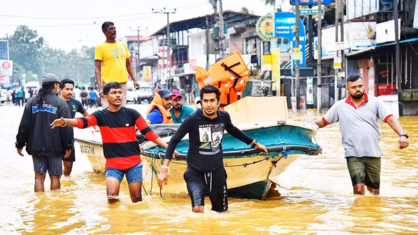 Bão Ditwah gây lũ lụt trên diện rộng tại Sri Lanka. Ảnh: NEWS NATION