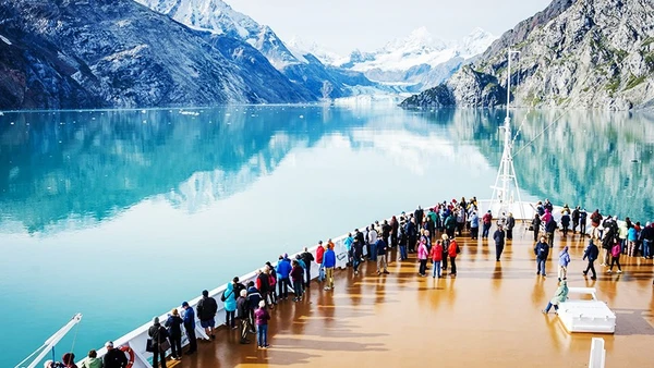 Du khách tham quan bang Alaska.Ảnh: AMERICA.GOV