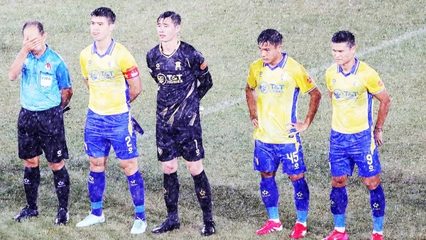 Thủ môn Quan Văn Chuẩn (giữa) có tên trong danh sách triệu tập của đội tuyển quốc gia. Ảnh: LÊ MINH