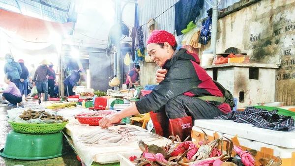 Hải sản tươi ngon tại chợ Gú. Ảnh: LƯƠNG HÀ