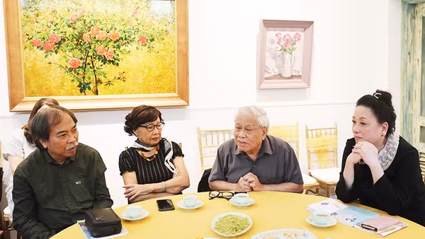 Nhà thơ Vũ Quần Phương trong một buổi trò chuyện văn chương. Ảnh: KHIẾU MINH