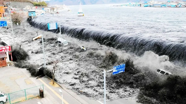 Sóng thần tràn vào Nhật Bản năm 2011. Ảnh: GETTY IMAGES