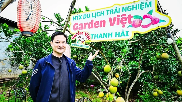 Thầy Nam cần mẫn với mô hình du lịch sinh thái. Ảnh: BẢO LONG