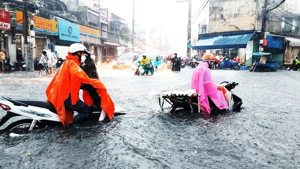 Nhiều tuyến đường ở TP Hồ Chí Minh chỉ cần mưa là ngập.