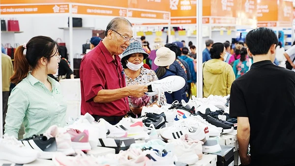 Sản phẩm giày thể thao được nhiều người tiêu dùng quan tâm. Ảnh: NAM ANH