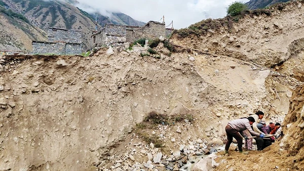 Trận lũ tháng 5 để lại hậu quả nặng nề. Ảnh: THE GUARDIAN