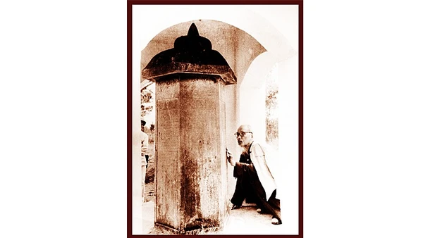 Bác Hồ đọc tấm bia Côn Sơn Tư Phúc Tự bi trong chuyến thăm chùa Côn Sơn (Hải Phòng) tháng 2/1965. Ảnh: Cục Du lịch quốc gia Việt Nam