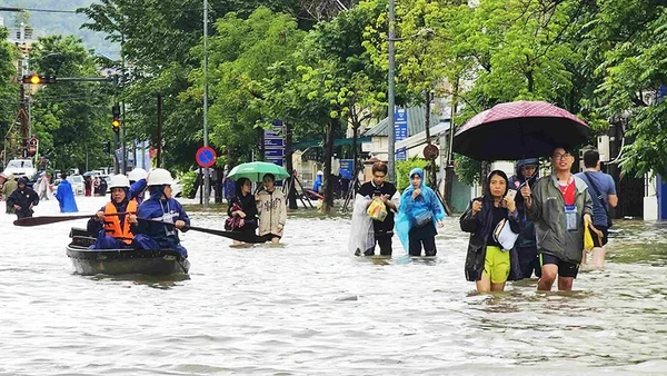 Ngập lụt trên nhiều tuyến phố do mưa lớn tại TP Huế. Ảnh: NGUYỄN LUẬN