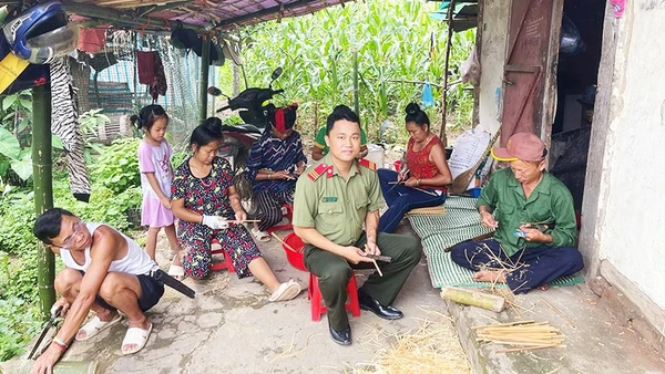 Thượng sĩ Giàng A Thắng vót đũa cùng bệnh nhân chạy thận.