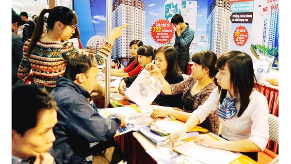 Người dân tìm hiểu, đăng ký mua nhà ở xã hội. Ảnh: NAM NGUYỄN