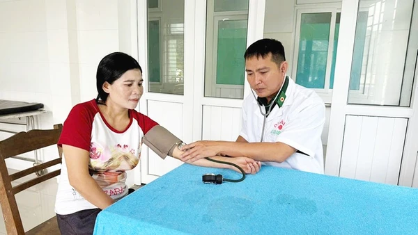 Bác sĩ Nguyễn Văn Quốc Trí đang khám cho bệnh nhân.