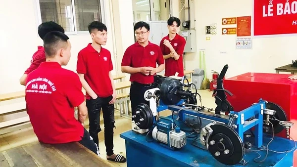 Sinh viên theo học nghề cơ khí tại Trường cao đẳng nghề Công nghệ cao Hà Nội.