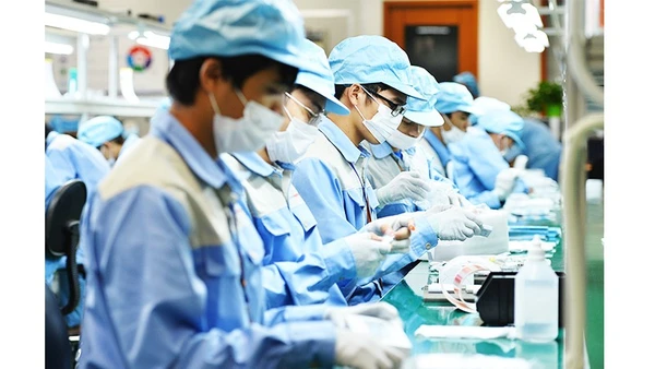 Mức thu nhập tốt sẽ giúp người lao động tập trung hơn vào công việc và nâng cao hiệu suất lao động. Ảnh: BẮC SƠN