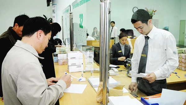 Giao dịch tại Ngân hàng Vietcombank. Ảnh: NGUYỆT ANH