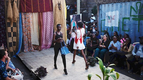 Buổi diễn thời trang tại Gikomba. Ảnh: THE GUARDIAN