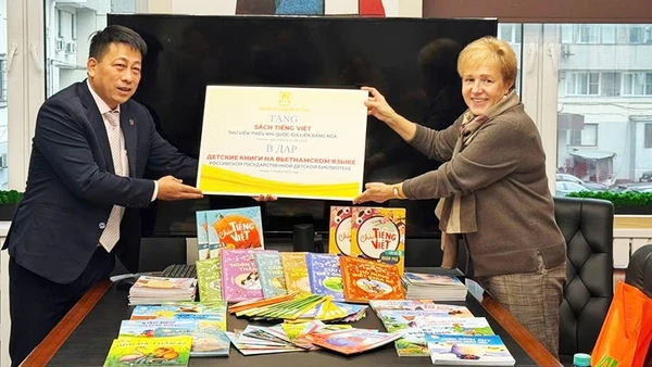 Trao tặng sách, truyện tiếng Việt cho Thư viện Thiếu nhi Quốc gia Liên bang Nga.
