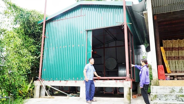Nhà phao của gia đình vợ chồng anh Nguyễn Đình Thiện ở "rốn lũ" Hạ Linh (Hà Tĩnh) được đầu tư hoàn thiện với mức gần 50 triệu đồng.