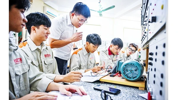 Tiết học của sinh viên Trường cao đẳng nghề Bách khoa Hà Nội. Ảnh: THÀNH ĐẠT