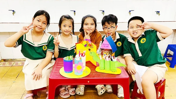 Học sinh Trường tiểu học Lê Lợi (TP Huế) bên các sản phẩm tái chế từ đồ đã qua sử dụng.