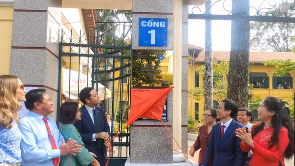 Trường THCS Hồng Bàng (phường Chợ Lớn, TP Hồ Chí Minh) vừa vinh dự được gắn biển trường có chương trình dạy tiếng Pháp đạt chuẩn quốc tế