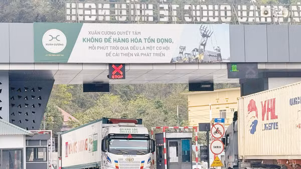 Xe container ra vào khu vực làm thủ tục của một doanh nghiệp logistics tại Cửa khẩu quốc tế Hữu Nghị (Lạng Sơn).