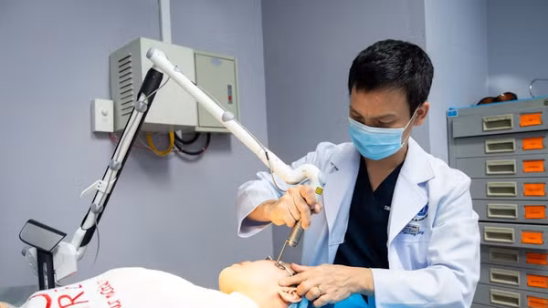 Thực hiện kỹ thuật chăm sóc da tại Bệnh viện Da liễu Trung ương.