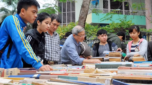 Sách cũ. Ảnh: NAM ANH