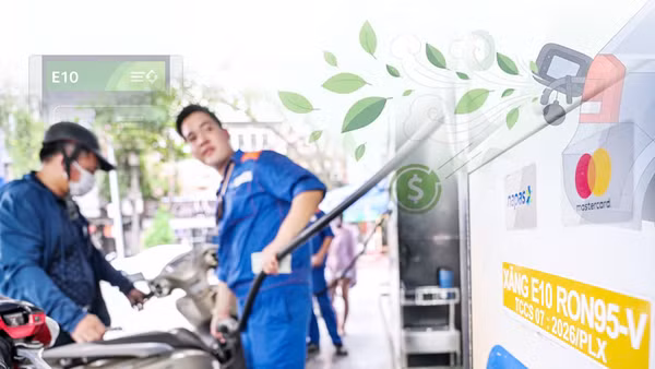 Người dân mua xăng E10 tại một cửa hàng tại Hà Nội.Ảnh: THÀNH ĐẠT