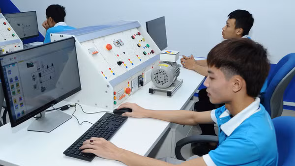 Đào tạo nghề tại Trường cao đẳng Cơ điện Hà Nội. Ảnh: SONG ANH