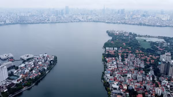 Một góc Hồ Tây. Ảnh: MINH KHIẾU