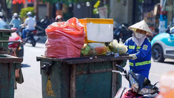 Công nhân vệ sinh môi trường hằng ngày phải xử lý một lượng rác lớn nhưng thu nhập không cao.